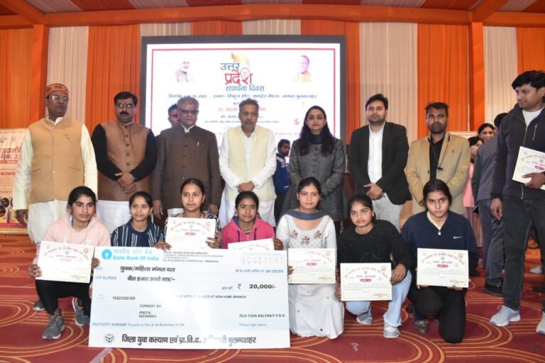 प्रभारी मंत्री की उपस्थिति में धूम धाम से मनाया गया उत्तर प्रदेश दिवस।
