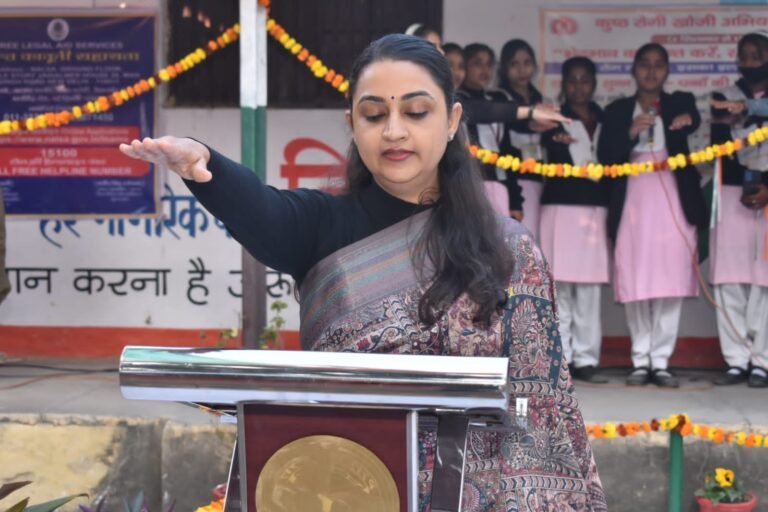 जिलाधिकारी श्रुति द्वारा ध्वजारोहण कर राष्ट्रगान गाया गया