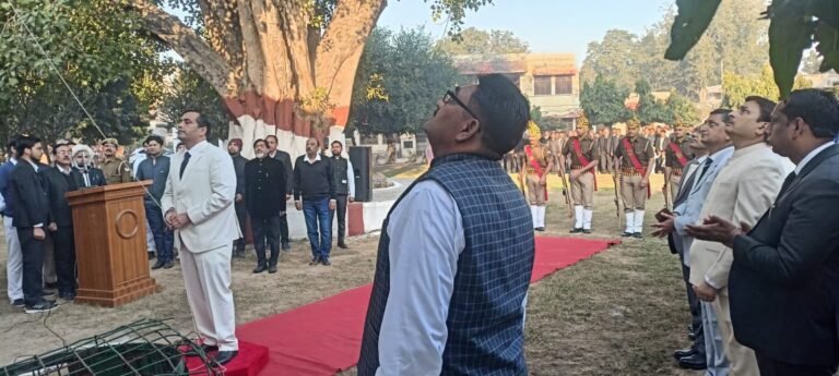 दीवानी न्यायालय परिसर बुलन्दशहर में जनपद न्यायाधीश बुलन्दशहर द्वारा ध्वजारोहण किया गया