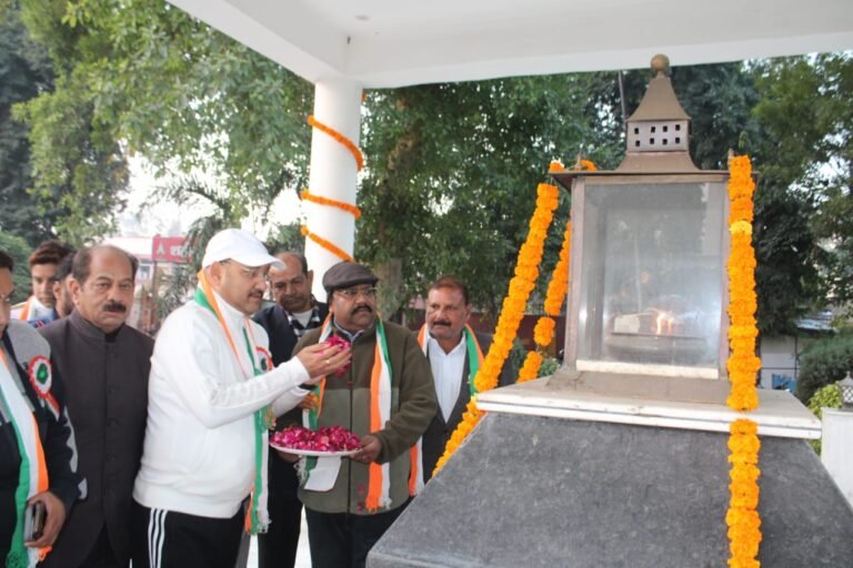 जनपद में हर्षोल्लास व धूमधाम से मनाया गया गणतंत्र दिवस, गांधी आश्रम से शहीद स्मारक तक निकाली गयी प्रभात फेरी