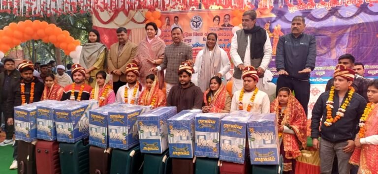 सामूहिक विवाह समारोह में अतिथियों नें दिया नवविवाहितों को आर्शीवाद
