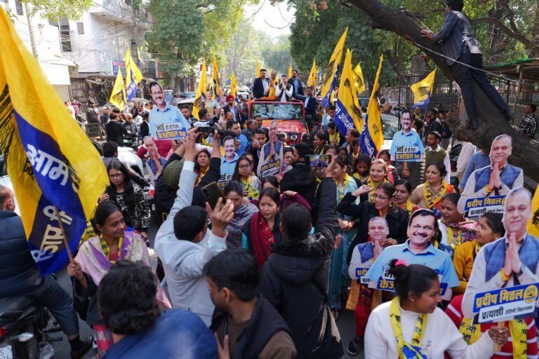 आप सांसद राघव चड्ढा का रोहिणी में शानदार रोड शो, बड़ी संख्या में उमड़ी युवाओं, महिलाओं की भीड़, जताया दिल्ली में बड़ी जीत का भरोसा