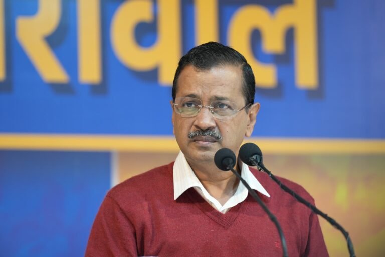 केजरीवाल की पीएम को चिट्ठी, अमीरों के हजारों करोड़ के लोन माफ करने की जगह किसानों-मिडिल क्लास के लोन माफ किए जाएं और मिडिल क्लास के टैक्स का बोझ भी कम किया जाए