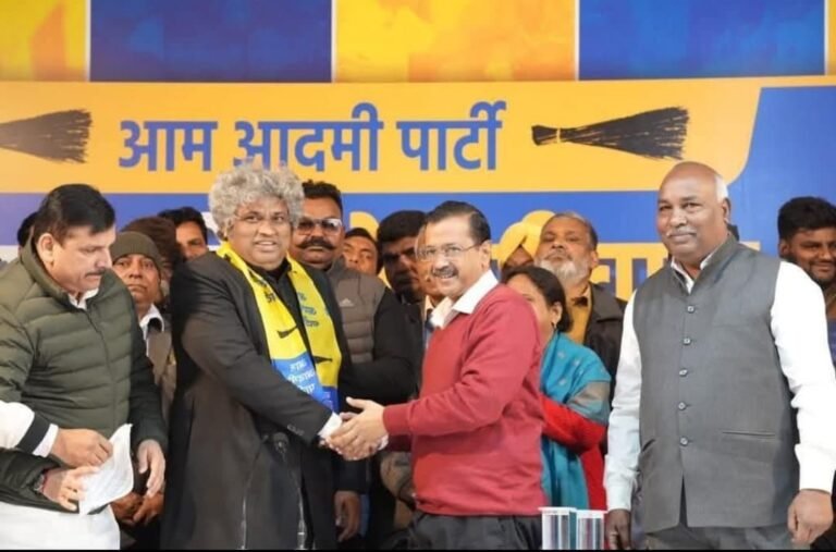 वाल्मीकि समाज के वरिष्ठ नेता उदय गिल आज दिल्ली के पूर्व मुख्यमंत्री अरविंद केजरीवाल  की उपस्थिति में आम आदमी पार्टी में शामिल हुए!