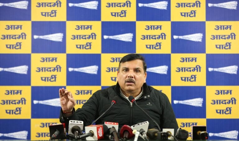 यूपी सरकार महाकुंभ में वीआईपी मूवमेंट को बंद करे, सभी एक आम आदमी की तरह जाएं और स्नान करके वापस आएं- संजय सिंह