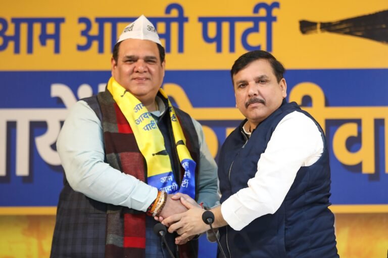 संजीव अरोड़ा 25 वर्षों से भाजपा से जुड़े रहे हैं और करीब 30 साल से सामाजिक सेवा कर रहे हैं आम आदमी पार्टी में उनका स्वागत है- संजय सिंह