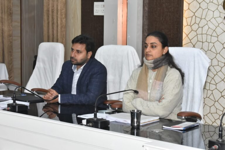 डीएम ने की जिले के विभिन्न विभागों के अधिकारियों साथ बैठक