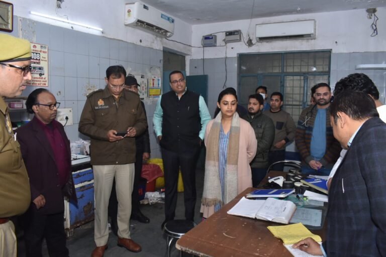 प्रयागराज से दिल्ली जा रही रोडवेज बस का ट्रोला के साथ हुआ एक्सीडेंट