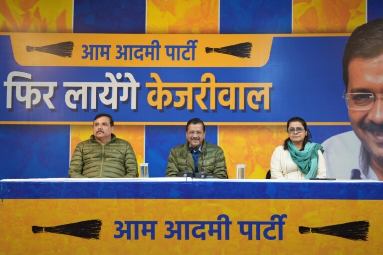 दिल्लीवालों ने झाड़ू का बटन दबाया तो उन्हें हर महीने 35 हजार रुपए की बचत होगी, लेकिन कोई और बटन दबाया तो 35 हजार की चपत लगेगी- केजरीवाल