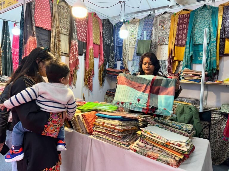 सांस्कृतिक कार्यक्रमों एवं पारंपरिक हस्तशिल्पों ने दर्शकों को किया मंत्रमुग्ध