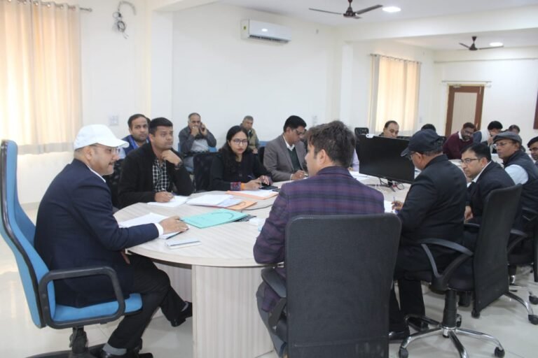 जिलाधिकारी ने मेरठ हापुड रोड के अतिक्रमण तथा सडको के निर्माण, मरम्मत से संबंधित विभागीय अधिकारियो के साथ की बैठक