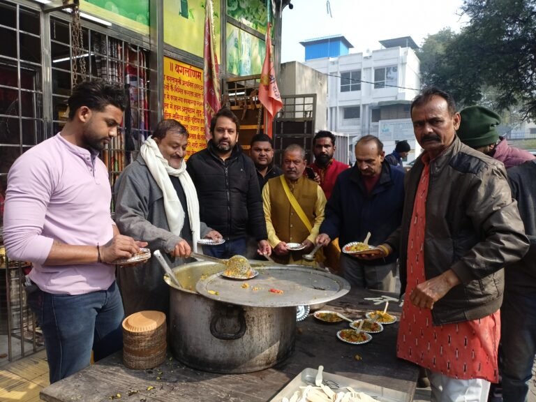 मकर संक्रांति पर मां बगलामुखी मंदिर साकेत में हुआ पूजन, अनुष्ठान व भंडारे का आयोजन