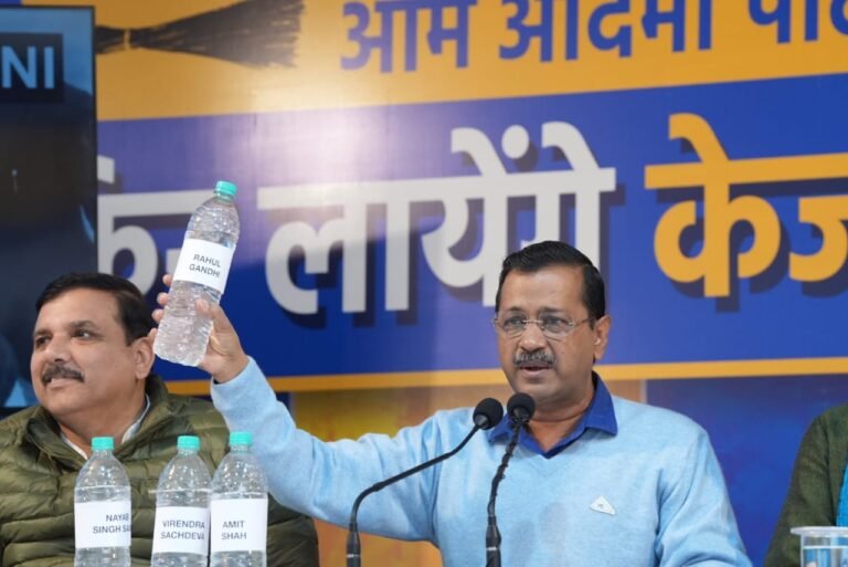 सीईसी राजीव कुमार को रिटायरमेंट के बाद नौकरी चाहिए, तभी उन्हें खुलेआम पैसे-चादरें बांट रहे भाजपा नेता नहीं दिख रहे- केजरीवाल