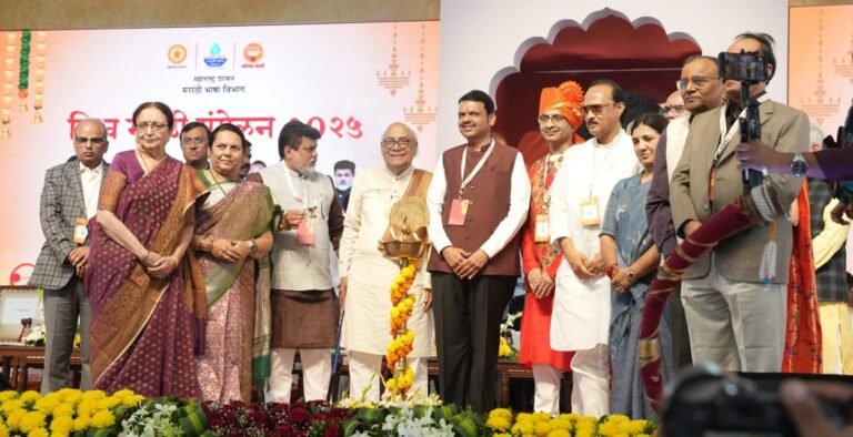 देवेन्द्र फडणवीस ने स्किल इंडिया डिजिटल हब के मराठी संस्करण का अनावरण किया