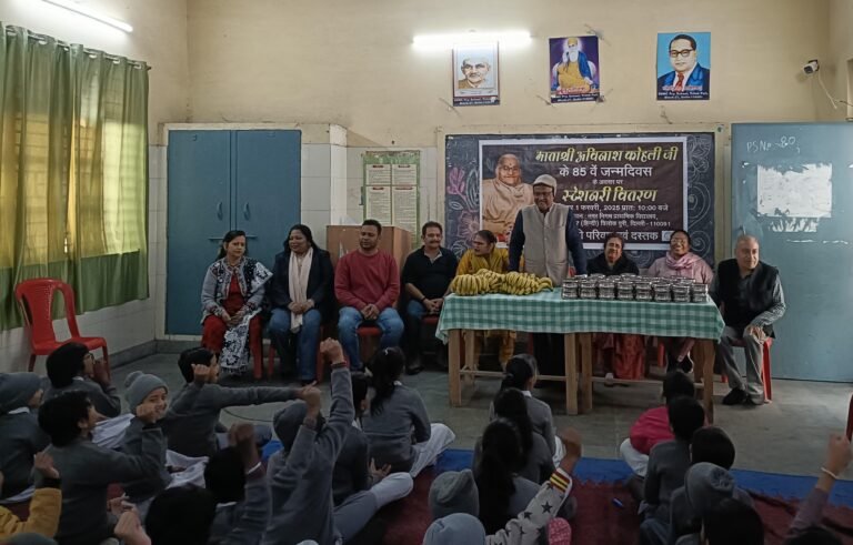दस्तक ने स्टेशनरी और केलों का किया वितरण
