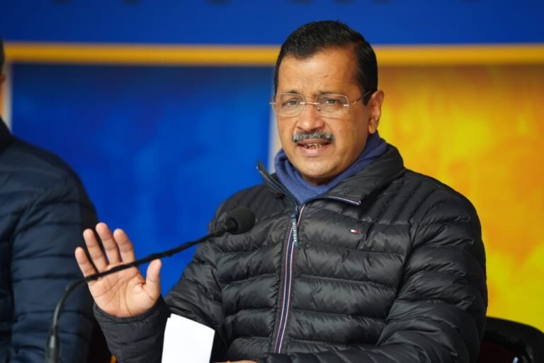 भाजपा समर्थक अपनी पार्टी व राजनीति को भूल जाएं और अपने परिवार के बारे में सोचें कि अगर केजरीवाल हार गया तो आपका क्या होगा?- केजरीवाल