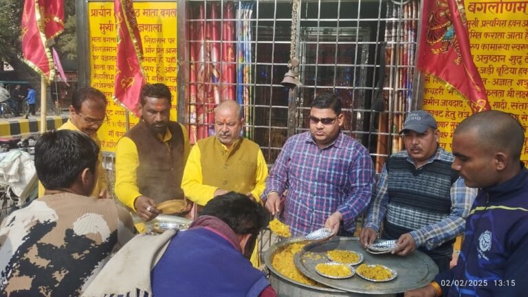बसंत पंचमी पर्व पर मां बगलामुखी मंदिर साकेत में हुआ हवन व भंडारे का आयोजन 