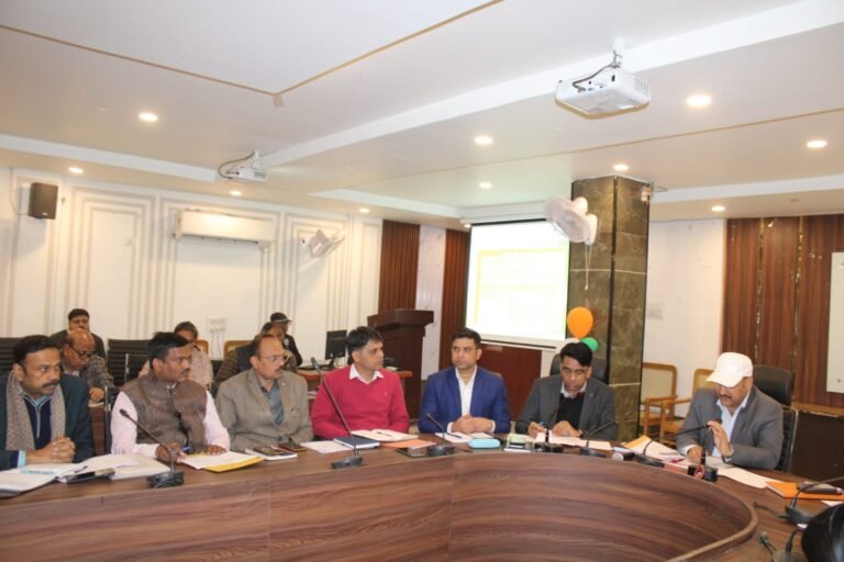 जिलाधिकारी ने की आईजीआरएस संदर्भो की समीक्षा, शिकायतो का निस्तारण शासन की प्राथमिकता : जिलाधिकारी