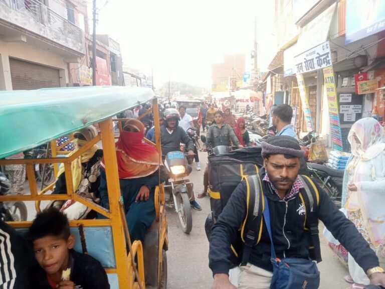 बाजार में लगा जाम परेशान हुए लोग : युवा समाजसेवी योगेश शर्मा