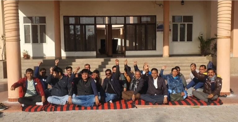 वित्त एवं लेखाधिकारी कार्यालय की लापरवाही पर शिक्षकों का अनशन 