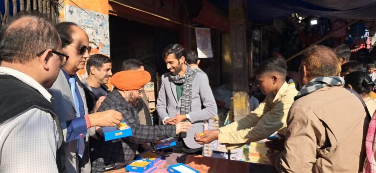 बीजेपी की जीत पर व्यापारियों ने बटी मिठाई
