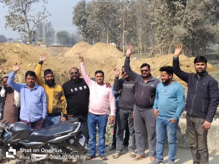 रिसिया में रेलवे क्रासिंग के बगल में बन रहा अंडर पास का निकास जल भराव क्षेत्र में।