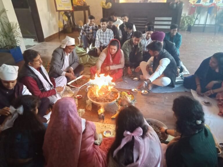 डीमोंटफोर्ट एकेडमी में कक्षा 12 के विद्यार्थियों का विदाई समारोह का आयोजन