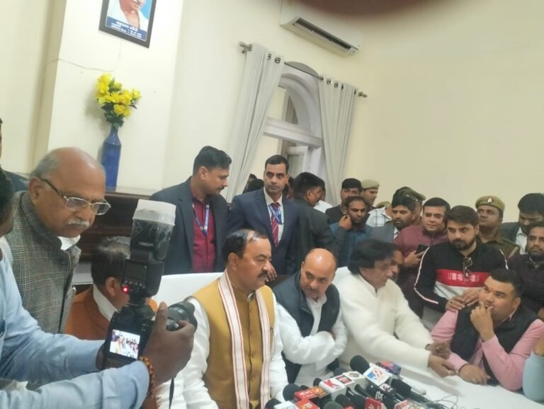 सर्किट हाऊस मे उप मुख्यमंत्री ने अधिकारियो से जनपद के विकास एवं कानून व्यवस्था के संबंध में प्राप्त की जानकारी, दिये आवश्यक दिशा-निर्देश