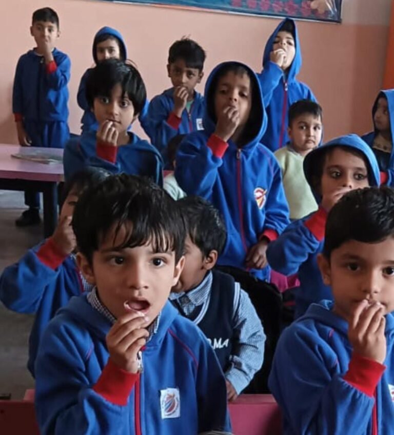 राष्ट्रीय कृमि मुक्ति दिवस पर छात्रों को एल्बेंडाजोल टैबलेट का वितरण किया गया