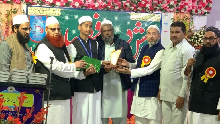 मदरसा जामिया उमुल क़ुरा के वार्षिक उत्सव में 13 हाफ़िज़ों की हुई दस्तारबंदी