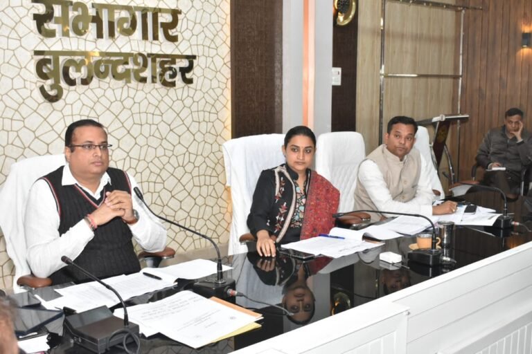 डीएम ने राजस्व कार्यों व राजस्व वसूली तथा कर-करेत्तर की समीक्षा बैठक की