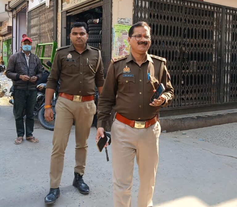 कोतवाल, कस्बा इंचार्ज, ने पैदल गश्त कर कराया सुरक्षा का अहसास