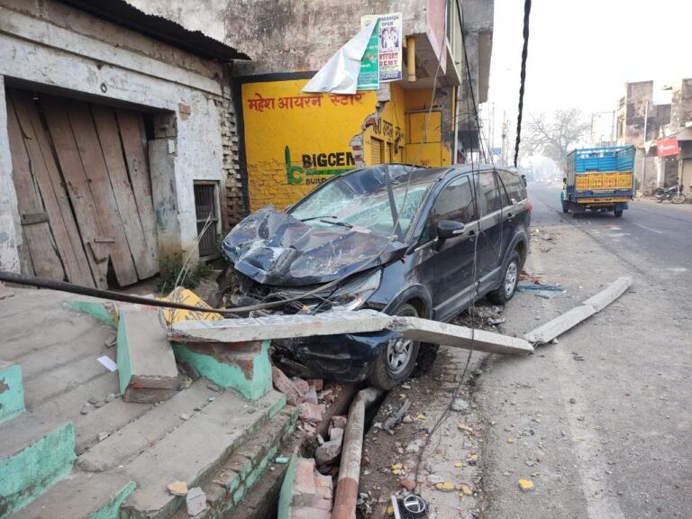 तेज रफ्तार से आ रही कार ने मारी खंबे में टक्कर, दुकान का शटर तथा खंबे टूटे
