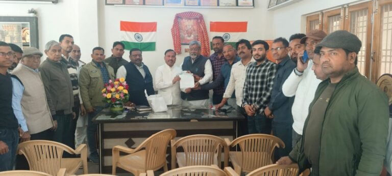 हाउस टैक्स, वाटर टैक्स बढ़ाये जाने के विरोध में हापुड विधायक को दिया ज्ञापन