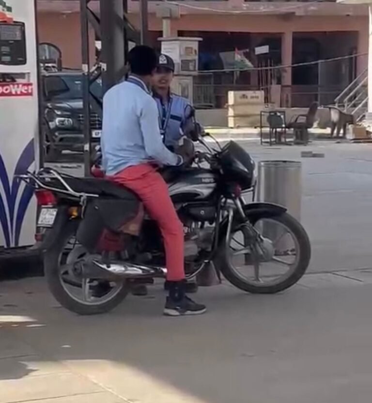 “नो हेलमेट, नो फ्यूल” डीएम आदेश की उड़ रही धज्जियां, पेट्रोल पंप पर बेधड़क मिल रहा ईंधन।