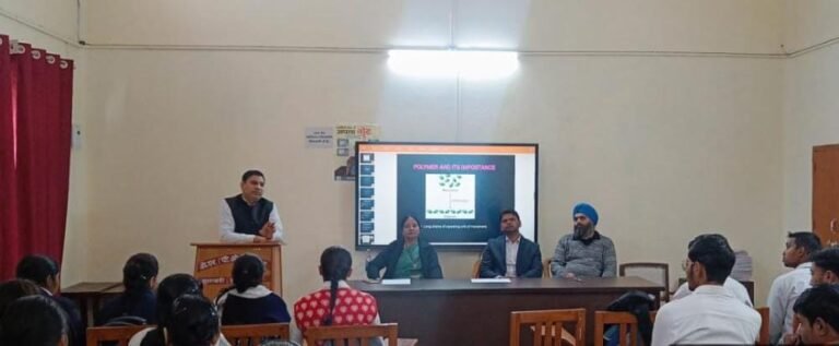 देवनागरी स्नातकोत्तर महाविद्यालय गुलावठी में प्रोफेसर डॉक्टर रविकांत ने पॉलीमर और उसके महत्व पर अपने विचार प्रस्तुत किया