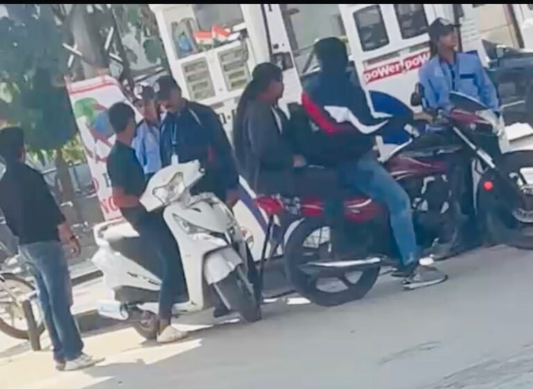 “नो हेलमेट, नो फ्यूल” डीएम आदेश की उड़ रही धज्जियां, पेट्रोल पंप पर बेधड़क मिल रहा ईंधन।