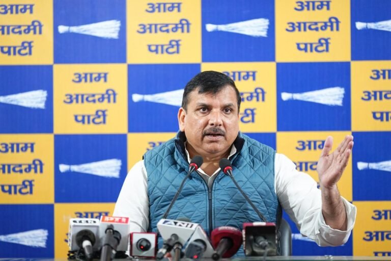 महाकुंभ के दौरान अचानक प्लेटफॉर्म नंबर बदलने की वजह से ऐसी ही एक घटना उत्तर प्रदेश में हो चुकी है, फिर भी कोई सबक नहीं लिया गया – संजय सिंह