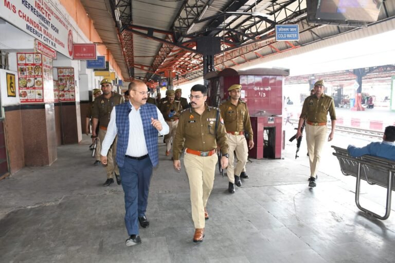 मेरठ रेलवे स्टेशन पर पहुंचे डीएम, एसएसपी, दिल्ली हादसे के बाद बढ़ी सुरक्षा, व्यवस्थाओं का लिया जायजा