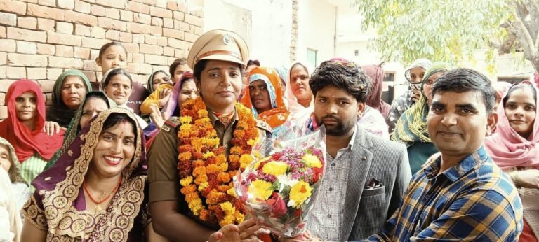 सब इंस्पेक्टर बनने पर ग्रामीणों ने किया फूल मालाएं व गुलदस्ता देकर भव्य स्वागत