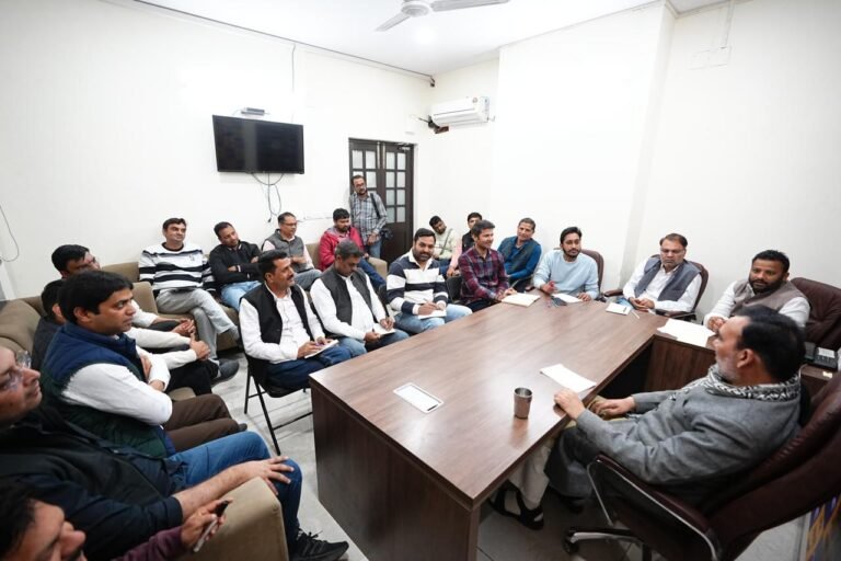 जब पहली बार भाजपा दिल्ली की सत्ता में आई थी, तब पांच साल में तीन मुख्यमंत्री बदले थे, उसी तरह के हालात फिर पैदा हो चुके हैं- गोपाल राय