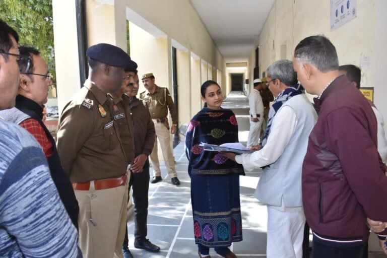 जिलाधिकारी श्रुति ने निरीक्षण करते हुए परीक्षा केंद्रों पर निगरानी हेतु बनाई गई कंप्यूटर टेबल पर उपलब्ध जानकारी के बारे में जानकारी ली