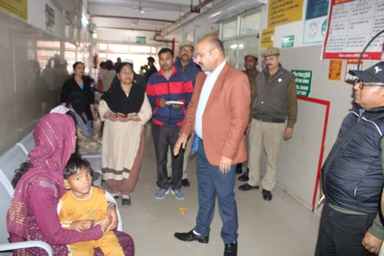 जिलाधिकारी ने किया जिला महिला चिकित्सालय का औचक निरीक्षण
