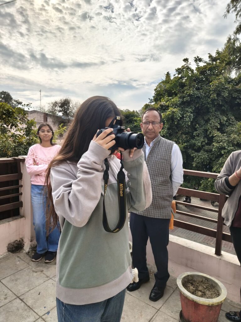 तिलक पत्रकारिता एवं जनसंचार स्कूल में चल रही कार्यशाला में छात्रों को कैमरा तकनीक, लाइटिंग, शटर स्पीड, और एंगल के महत्व पर दी जानकारी