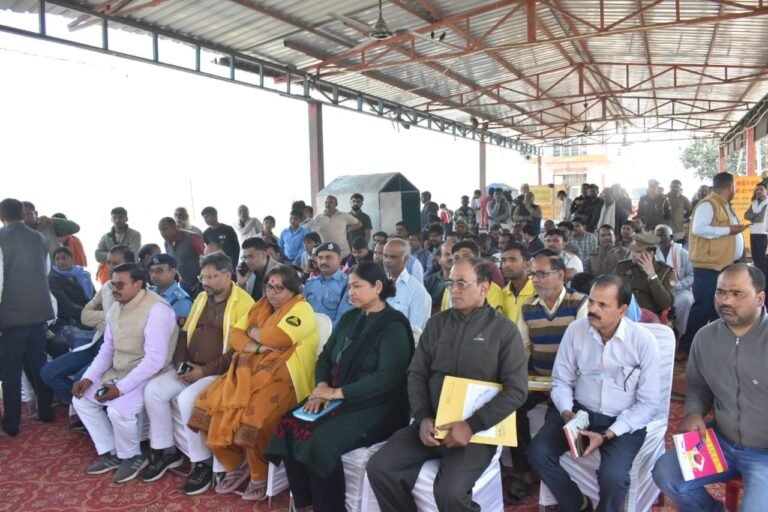 महाशिवरात्रि पर श्रद्धालुओं की व्यवस्थाओं की समीक्षा बैठक रामघाट में गंगा घाट पर जिलाधिकारी श्रुति ने की