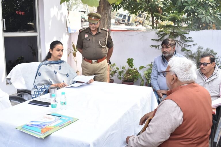 थाना समाधान दिवस के अवसर पर जिलाधिकारी एवं पुलिस अधीक्षक ग्रामीण ने थाना कोतवाली देहात परिसर में सुनी जनसमस्याएं