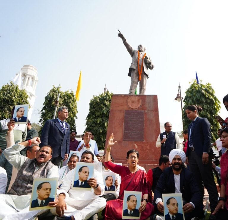 दिल्ली में सरकार बनते ही भाजपा ने सीएम और मंत्रियों के कार्यालय से बाबा साहब की तस्वीर हटा कर पीएम मोदी की लगा दी- आतिशी