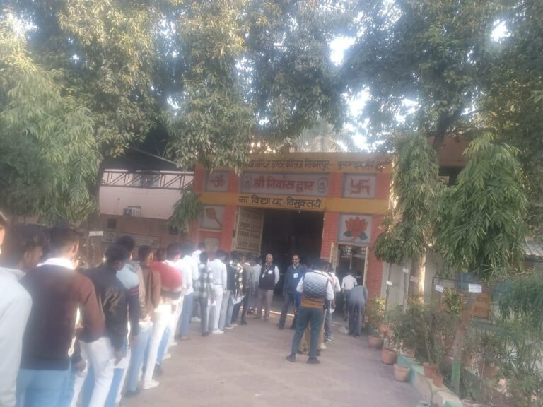 परिषदीय परीक्षा हाई स्कूल एवं इंटरमीडिएट 2025 में सम्मिलित विद्यार्थियों का परीक्षा केन्द्र पर पुष्प की वर्षा कर किया भव्य स्वागत