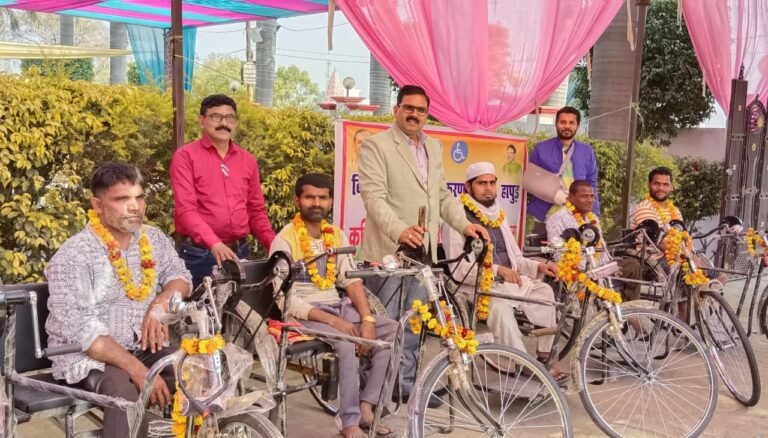 8 दिव्यांगजन लाभार्थियों को निःशुल्क वितरित की गईं ट्राई साइकिल