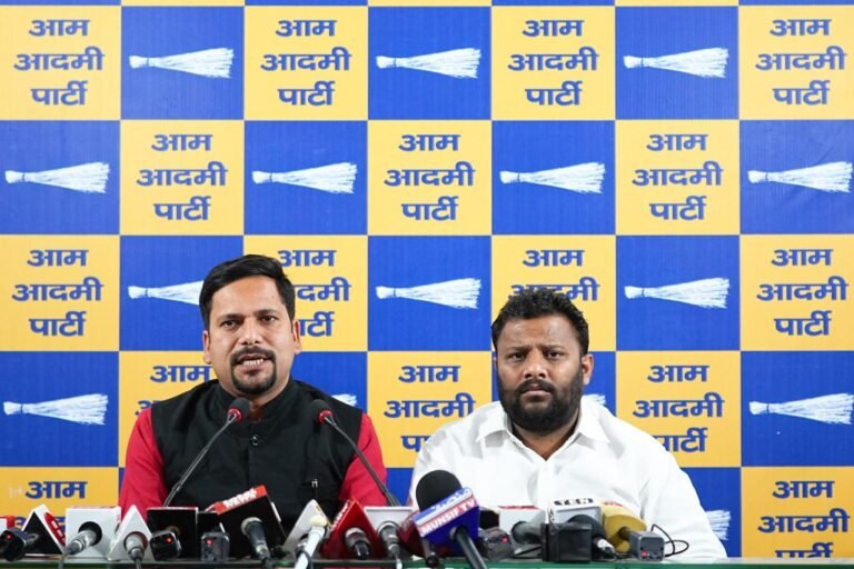 “अमित शाह के निर्देश पर बाबा साहब की तस्वीर हटाई गई, दलितों का वोट लेना चाहते हैं लेकिन बाबा साहब से नफरत करते हैं- कुलदीप कुमार”